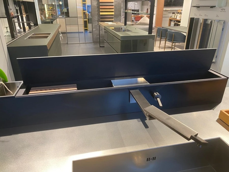 Cucina con Isola Valcucine Riciclantica acciaio
