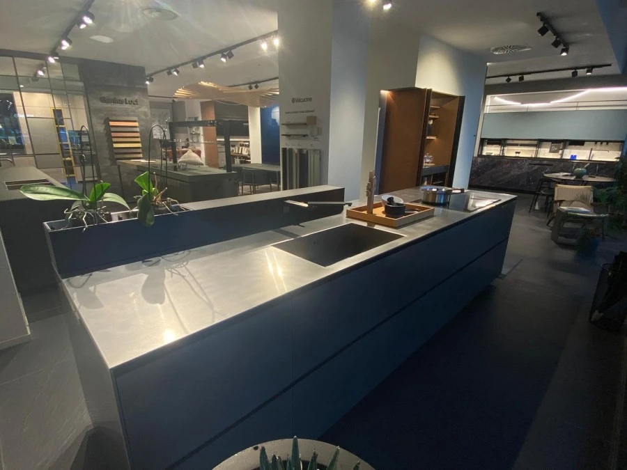Cucina con Isola Valcucine Riciclantica acciaio