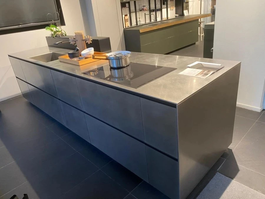 Cucina con Isola Valcucine Riciclantica acciaio