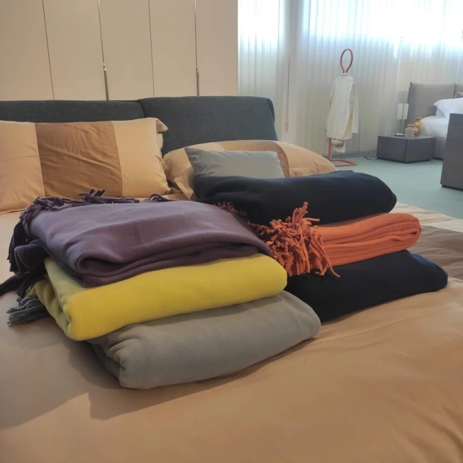 6 Plaid in Pile con frange, di colore: viola, verde mela, blu avio, blu scuro, nero, arancione