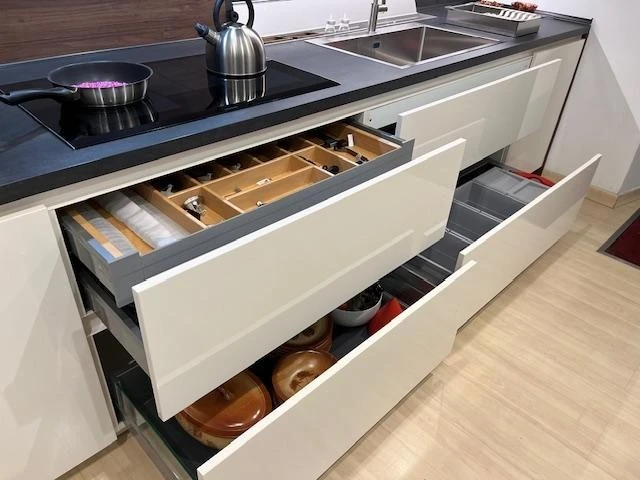 Grandi contenitori accessoriati con doppio cassetto invisibile e portaposate in legno. Il contenitore in basso ha le sponde in v