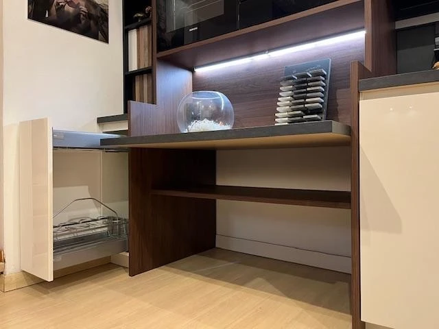 Particolare dell'utilissima zona Tavolo snack/ufficio/consolle.