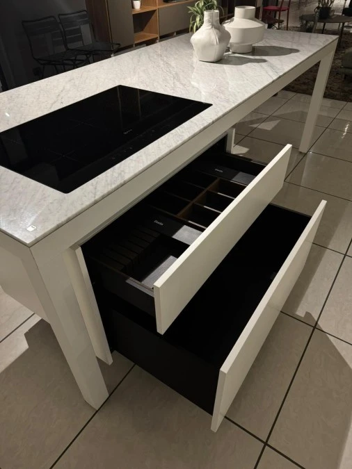 Particolare base sospesa con cassetto e cestone