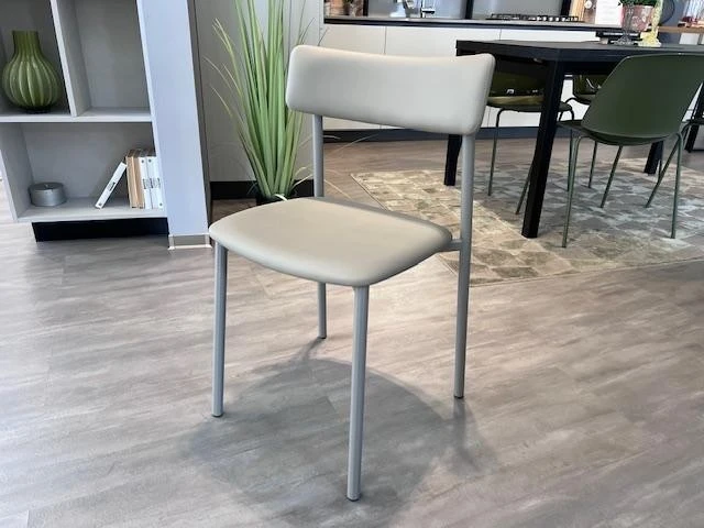 Sedia More di Scavolini è l'emblema del design contemporaneo e della funzionalità.