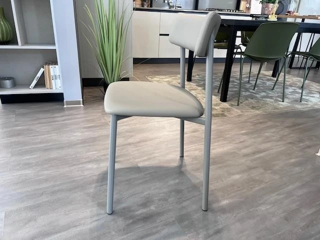 Sedia More di Scavolini è l'emblema del design contemporaneo e della funzionalità.
