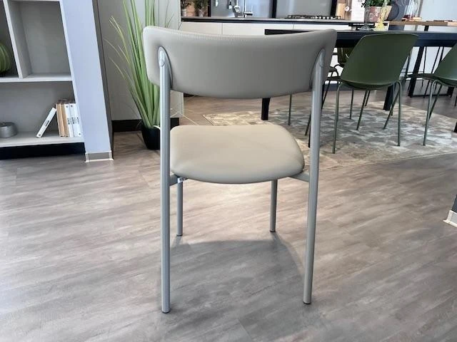 Sedia More di Scavolini è l'emblema del design contemporaneo e della funzionalità.