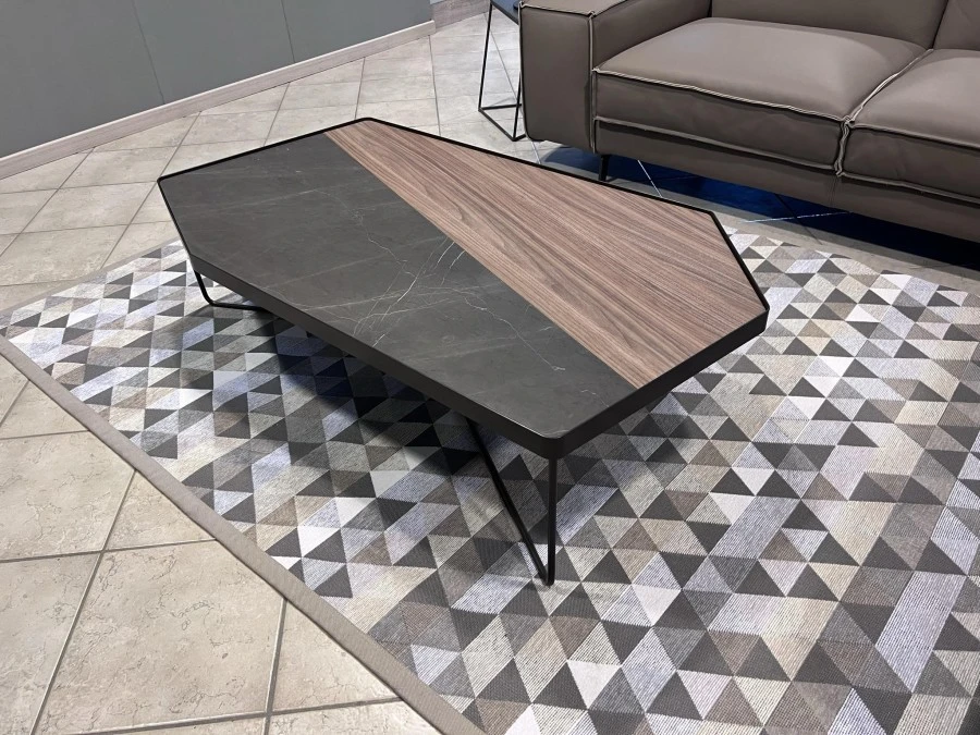 Tavolino Kirk di Doimo Salotti è un complemento d'arredo che unisce design moderno e materiali pregiati
