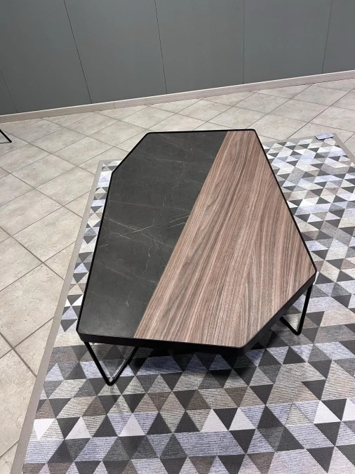 Tavolino Kirk di Doimo Salotti è un complemento d'arredo che unisce design moderno e materiali pregiati