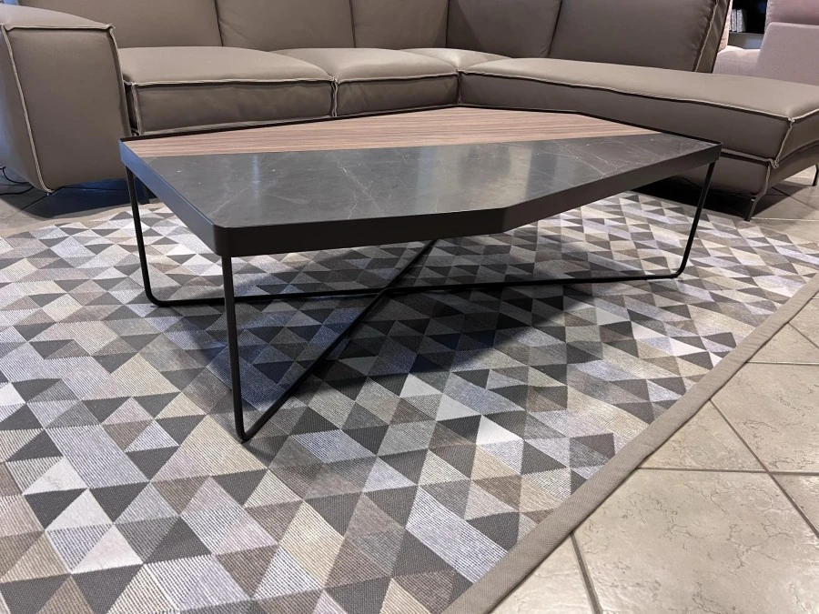 Tavolino Kirk di Doimo Salotti è un complemento d'arredo che unisce design moderno e materiali pregiati