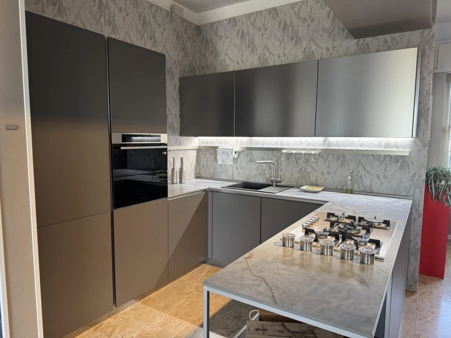 Cucina con penisola Alema Cucine Alfa Vulcano