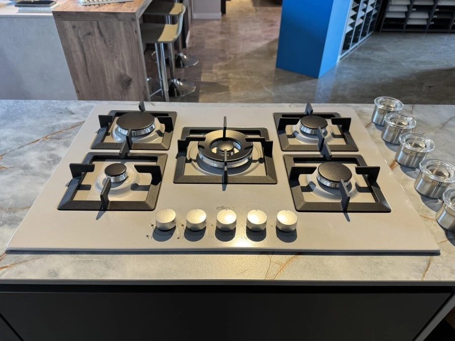 Cucina con penisola Alema Cucine Alfa Vulcano