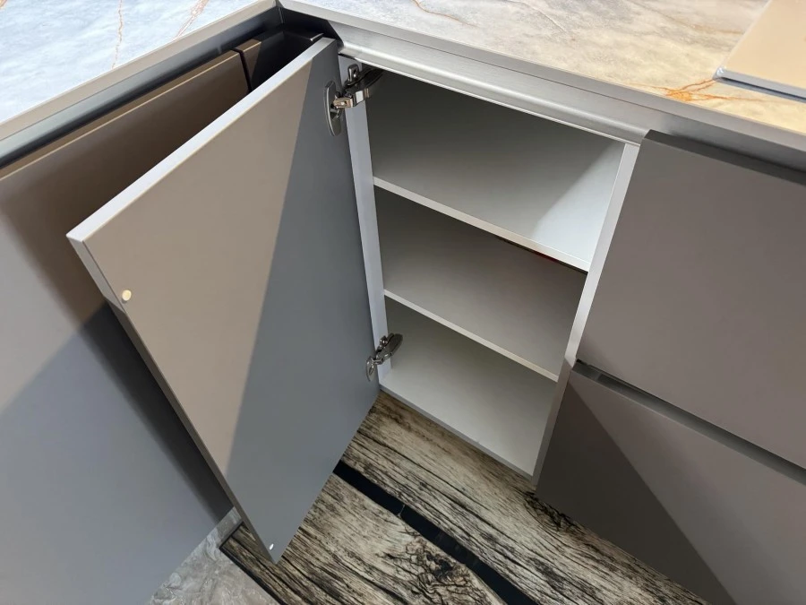 Cucina con penisola Alema Cucine Alfa Vulcano