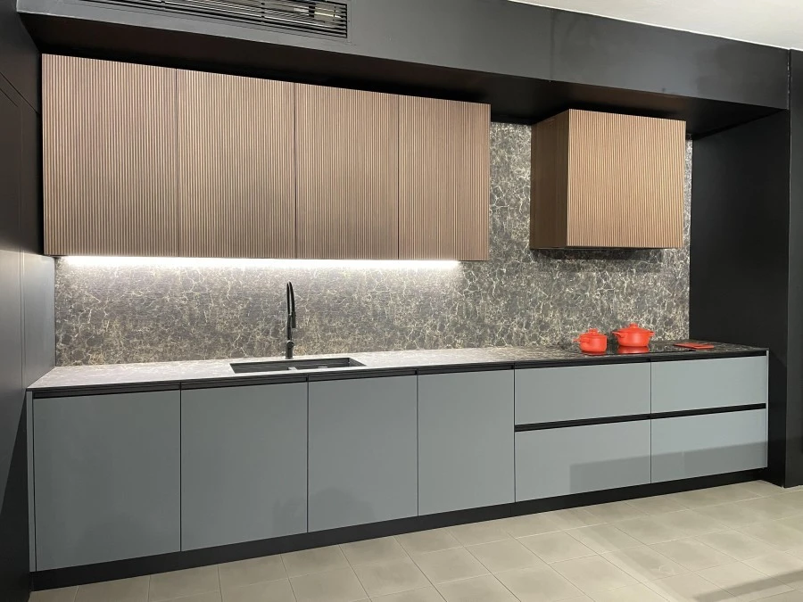 Cucina angolare MVK+ITALIA C22 / CHIAROSCURO