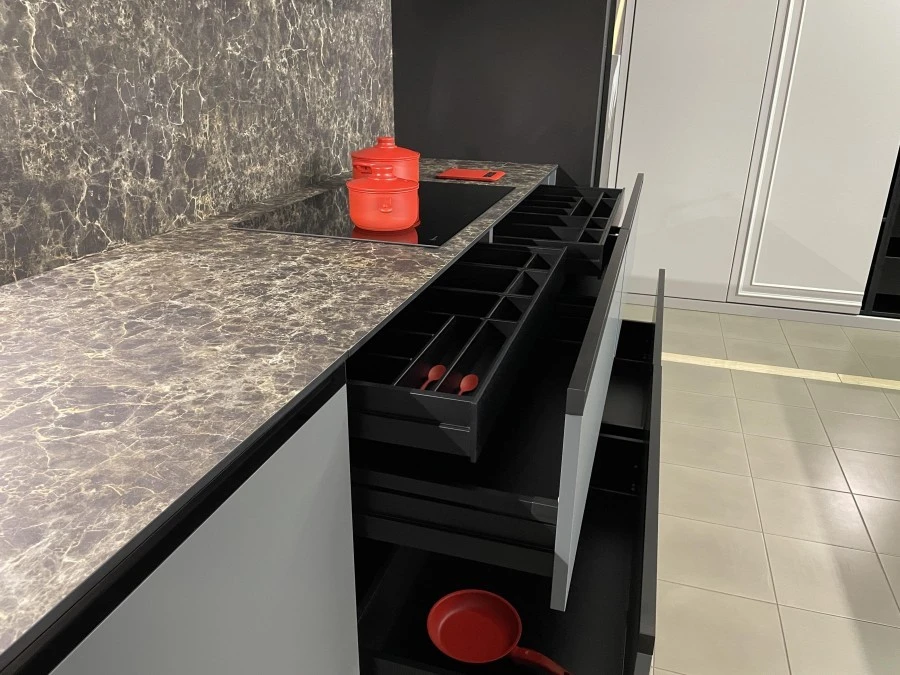 Cucina angolare MVK+ITALIA C22 / CHIAROSCURO