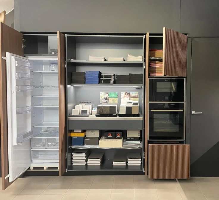 Cucina angolare MVK+ITALIA C22 / CHIAROSCURO