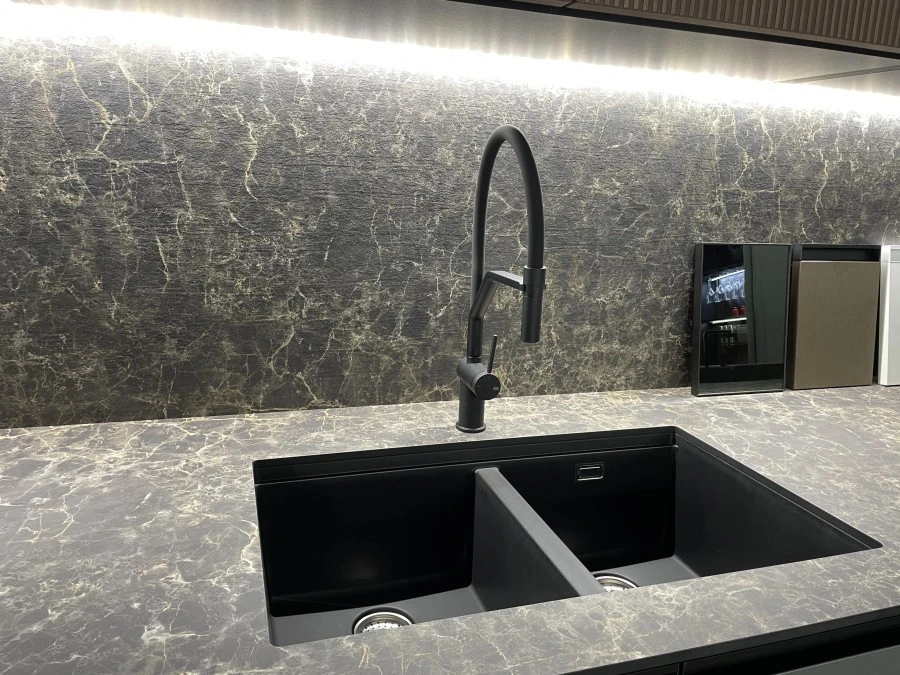 Cucina angolare MVK+ITALIA C22 / CHIAROSCURO