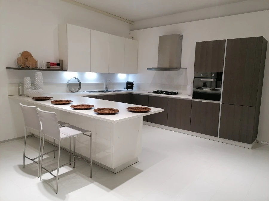 Cucina con penisola Veneta Cucine Tulipano