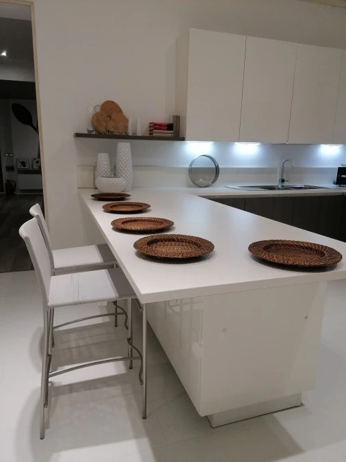 Cucina con penisola Veneta Cucine Tulipano