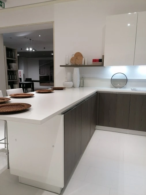 Cucina con penisola Veneta Cucine Tulipano