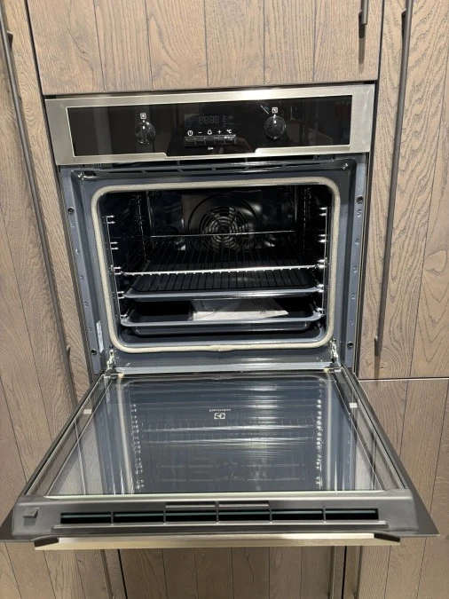forno con porta a scomparsa Neff