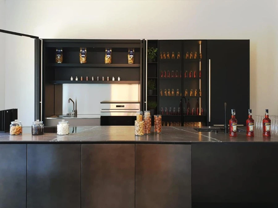 Cucina con Isola Boffi K14 e Colonne Hide