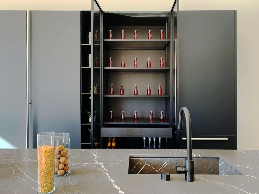 Cucina con Isola Boffi K14 e Colonne Hide