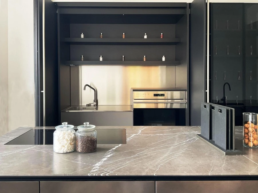 Cucina con Isola Boffi K14 e Colonne Hide