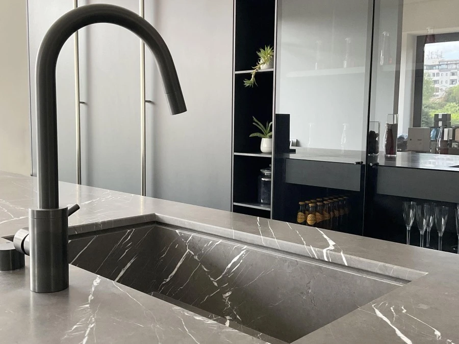 Cucina con Isola Boffi K14 e Colonne Hide