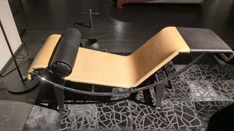 Chaise longue Cassina LC4 hommage a Charlotte Perriand