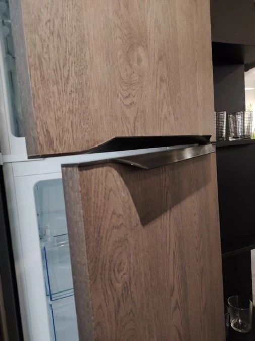Particolare maniglie ante frigo e congelatore.