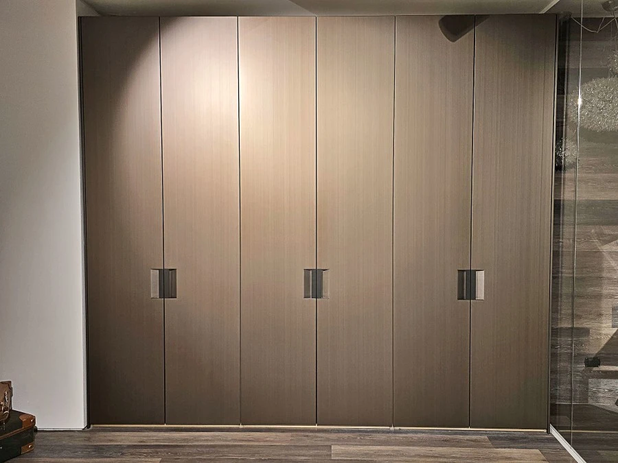 Armadio battente Poliform Senzafine Plus