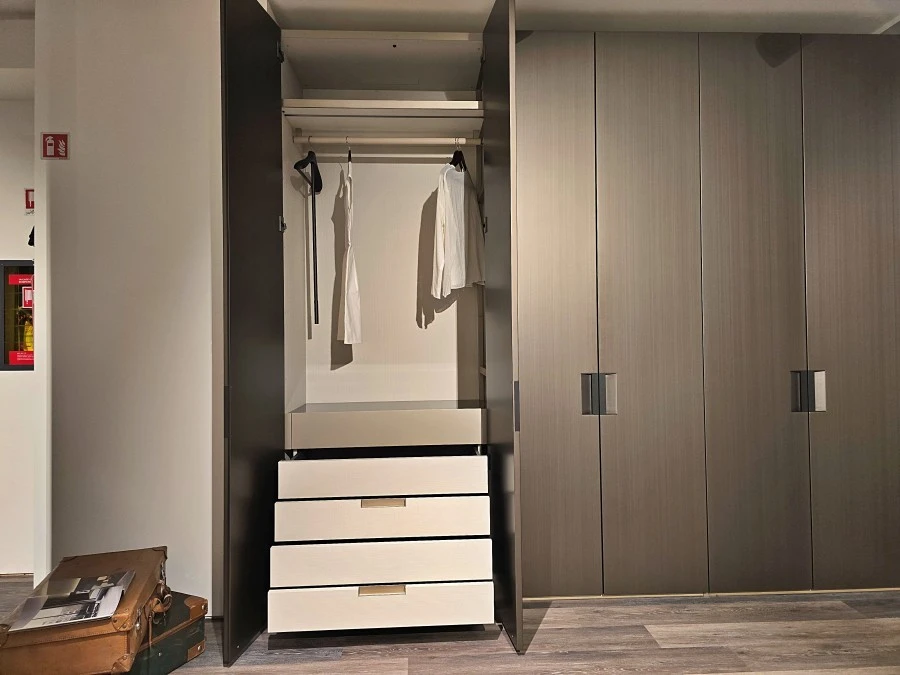 Armadio battente Poliform Senzafine Plus