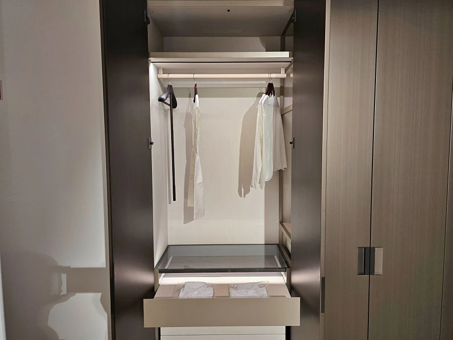 Armadio battente Poliform Senzafine Plus