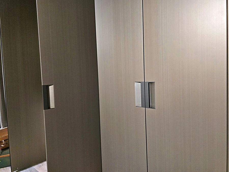 Armadio battente Poliform Senzafine Plus