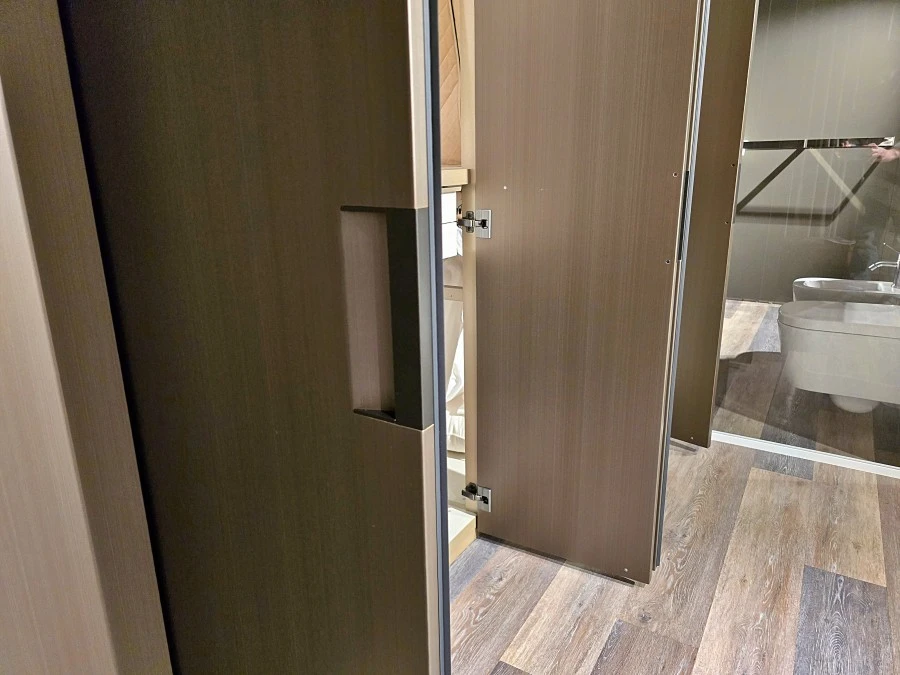 Armadio battente Poliform Senzafine Plus