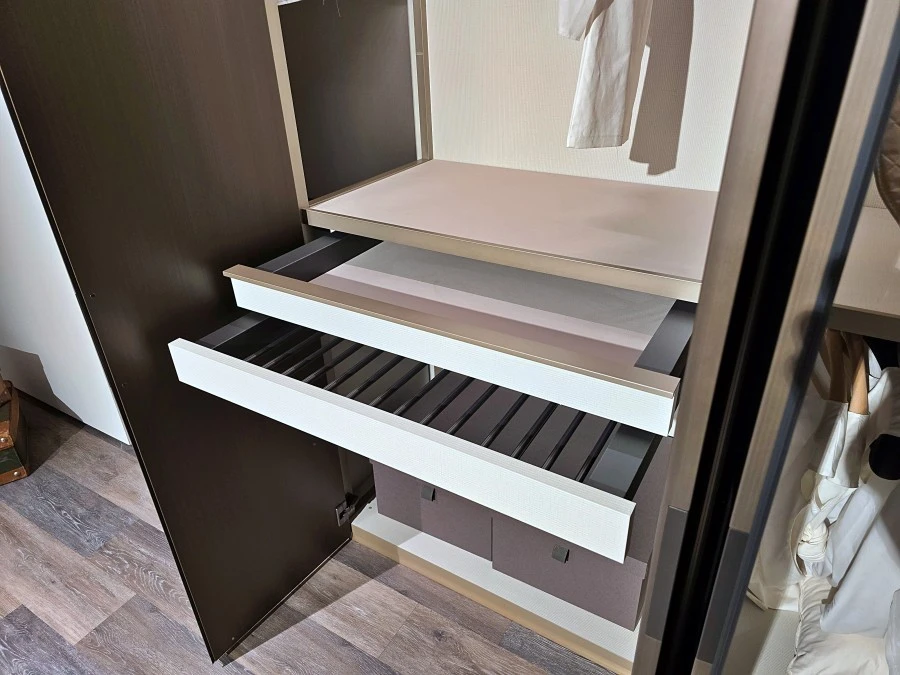 Armadio battente Poliform Senzafine Plus