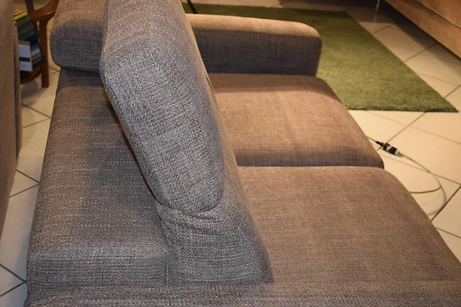 Particolare dello schienale con movimento recliner.