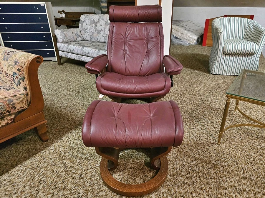 Poltrona con pouf Produzione Artigianale Stressless