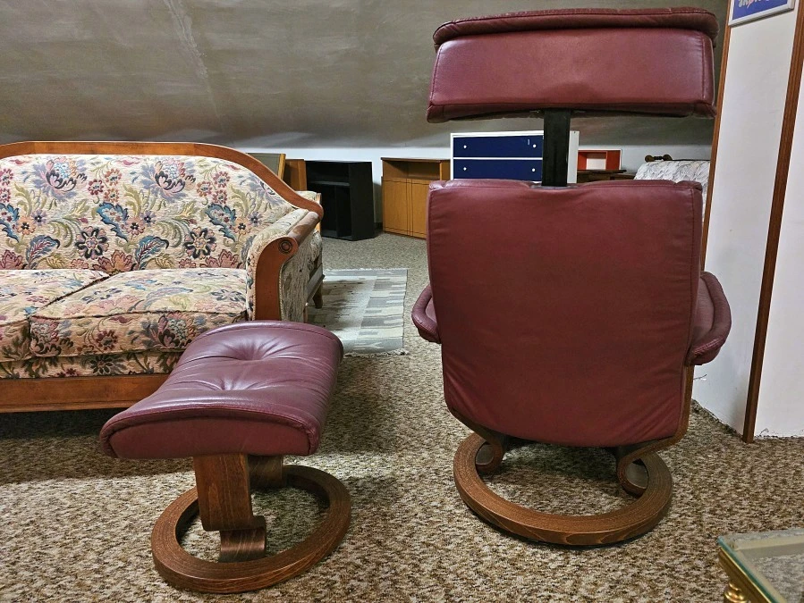 Poltrona con pouf Produzione Artigianale Stressless