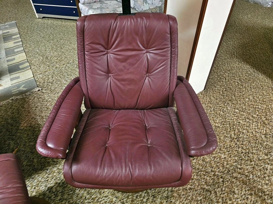 Poltrona con pouf Produzione Artigianale Stressless