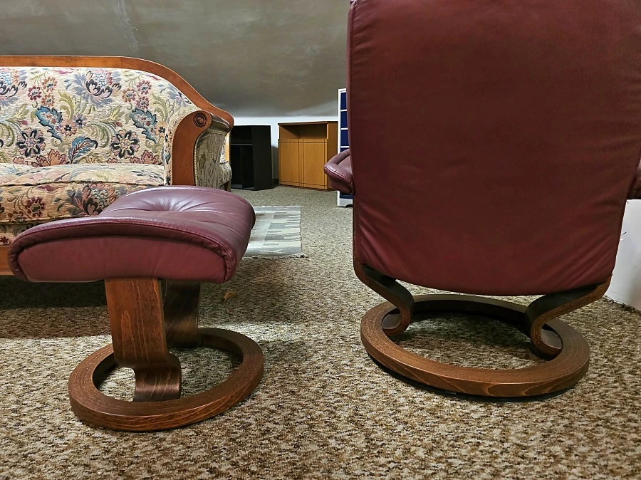 Poltrona con pouf Produzione Artigianale Stressless