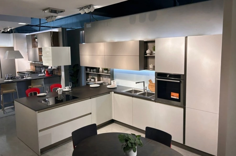 Cucina con penisola Veneta Cucine Start Presa