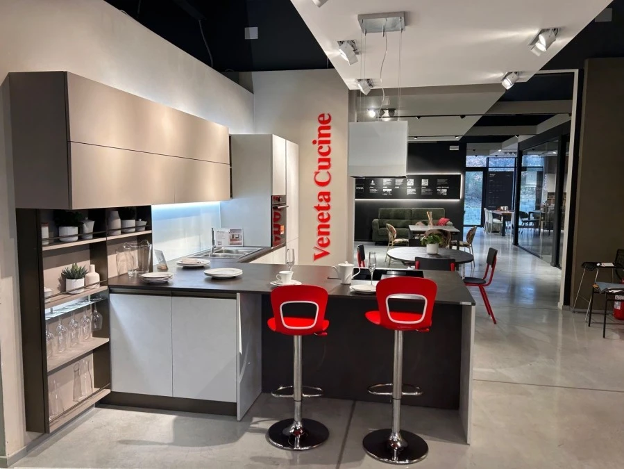 Cucina con penisola Veneta Cucine Start Presa