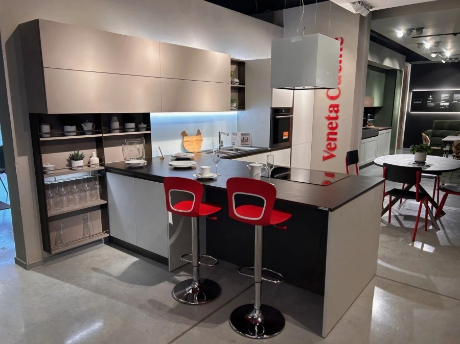 Cucina con penisola Veneta Cucine Start Presa
