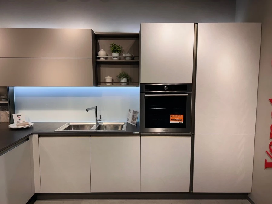 Cucina con penisola Veneta Cucine Start Presa