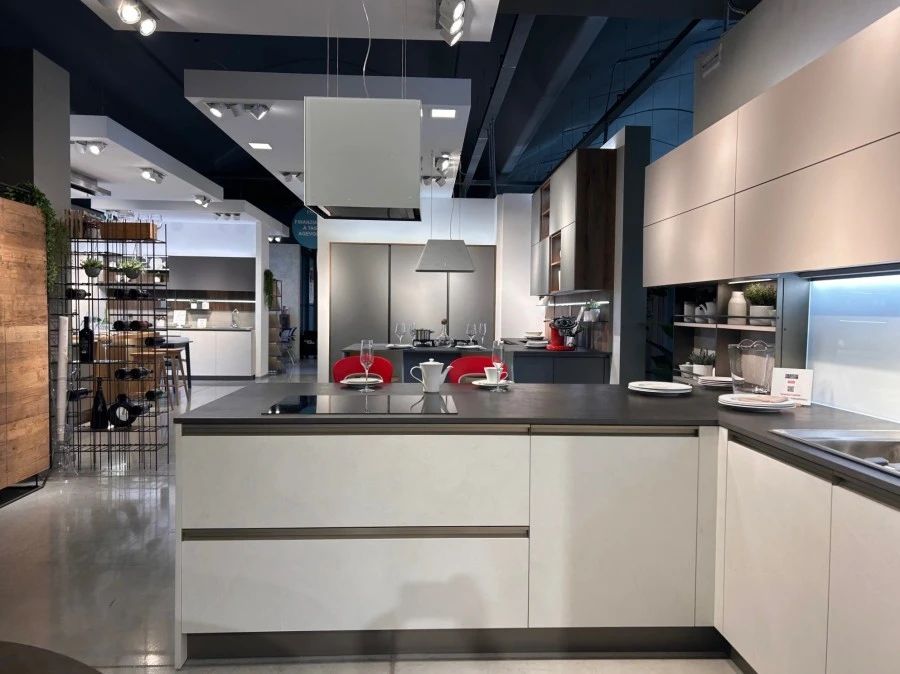 Cucina con penisola Veneta Cucine Start Presa