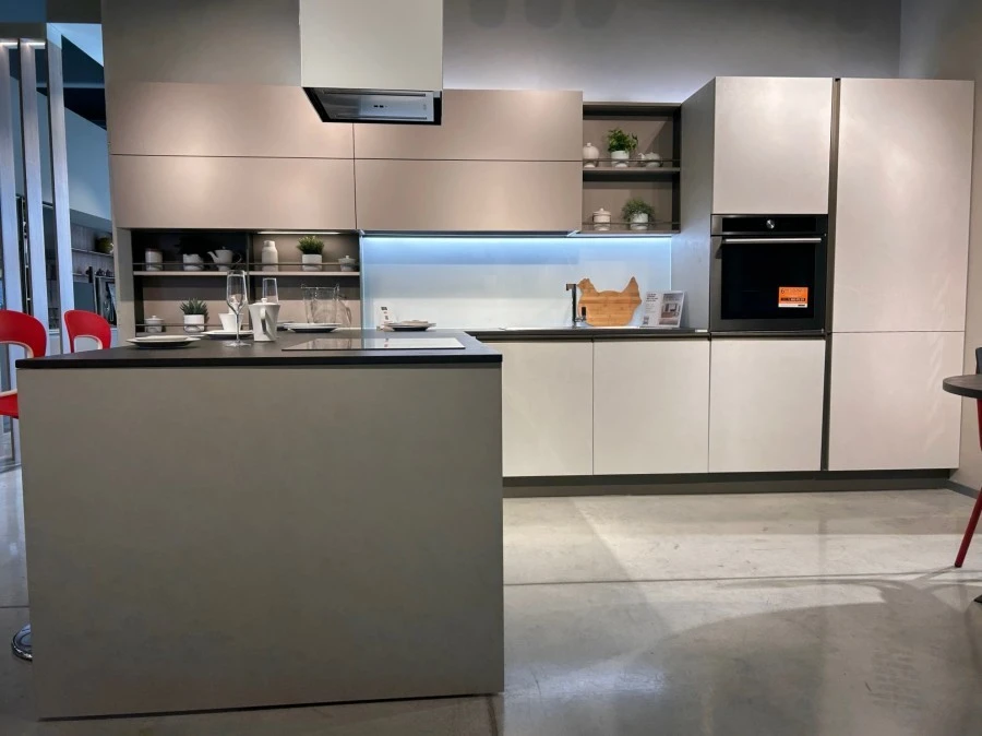 Cucina con penisola Veneta Cucine Start Presa