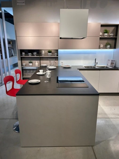 Cucina con penisola Veneta Cucine Start Presa