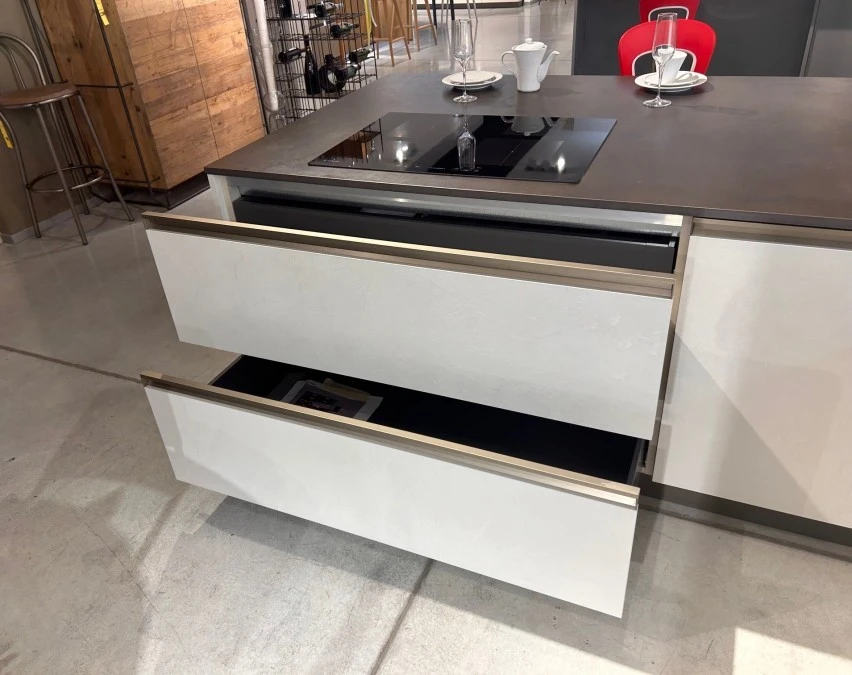 Cucina con penisola Veneta Cucine Start Presa