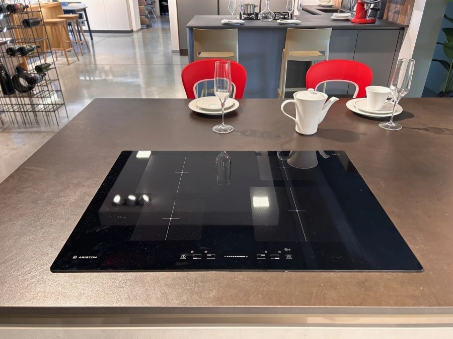 Cucina con penisola Veneta Cucine Start Presa